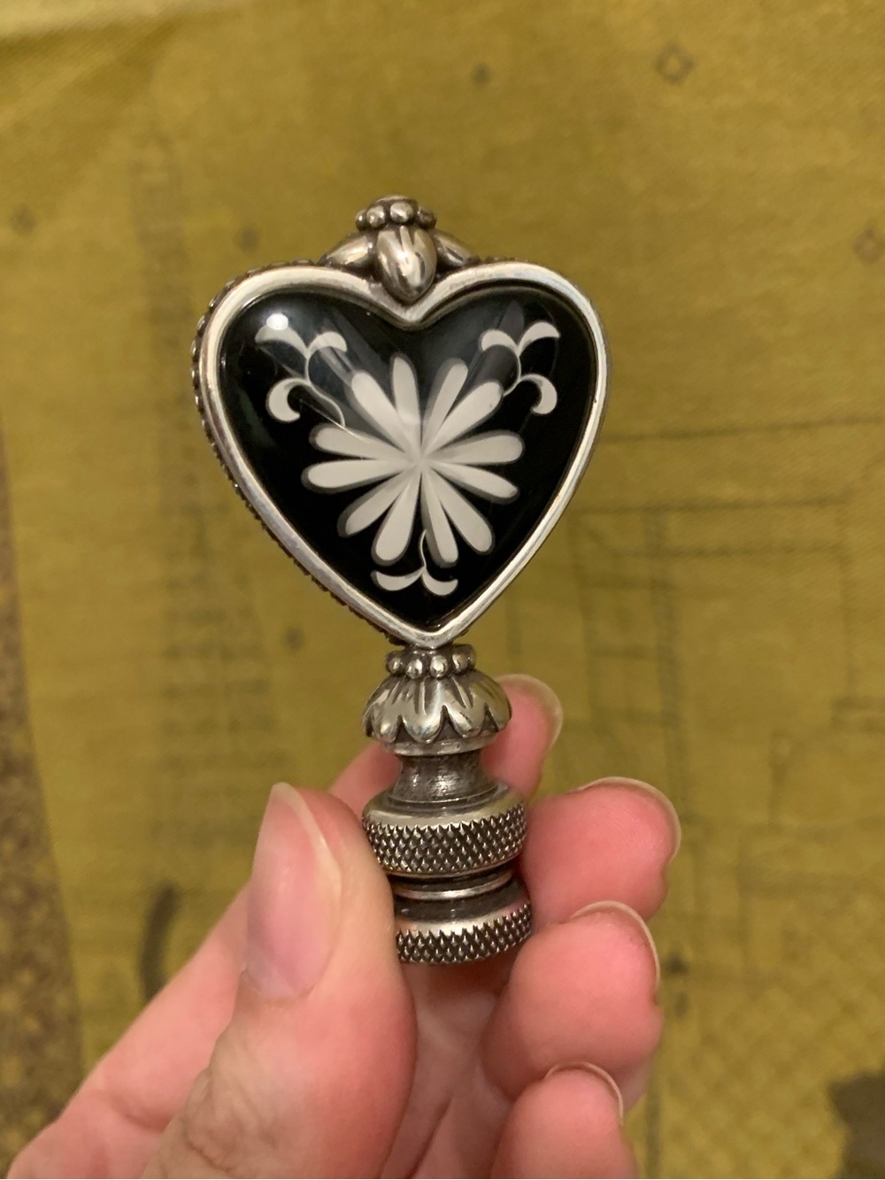 Heart-shaped floral metal lamp finial with silver and black finish decor